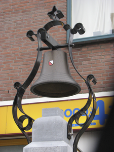 901063 Afbeelding van een replica van een brandbel, met een Utrechts stadswapentje, op de hoek van de ...